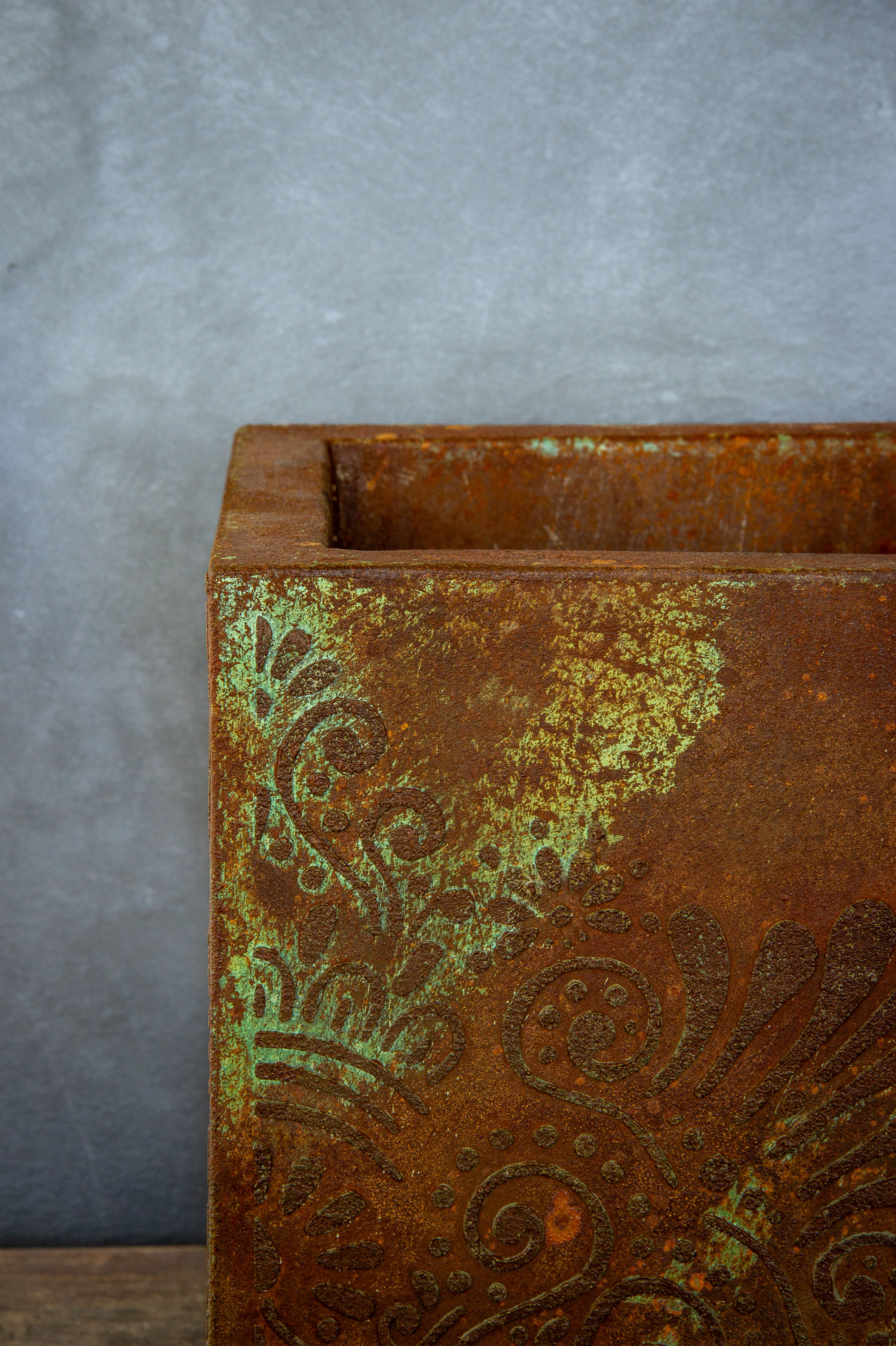 Kwadratowa osłonka w efekcie kortenu z zieloną patyną i wzorem 3D, w stylu industrialnym